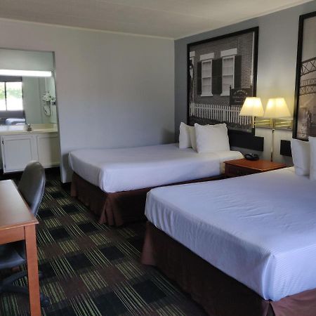 Sprucewood Inn Elyria Buitenkant foto